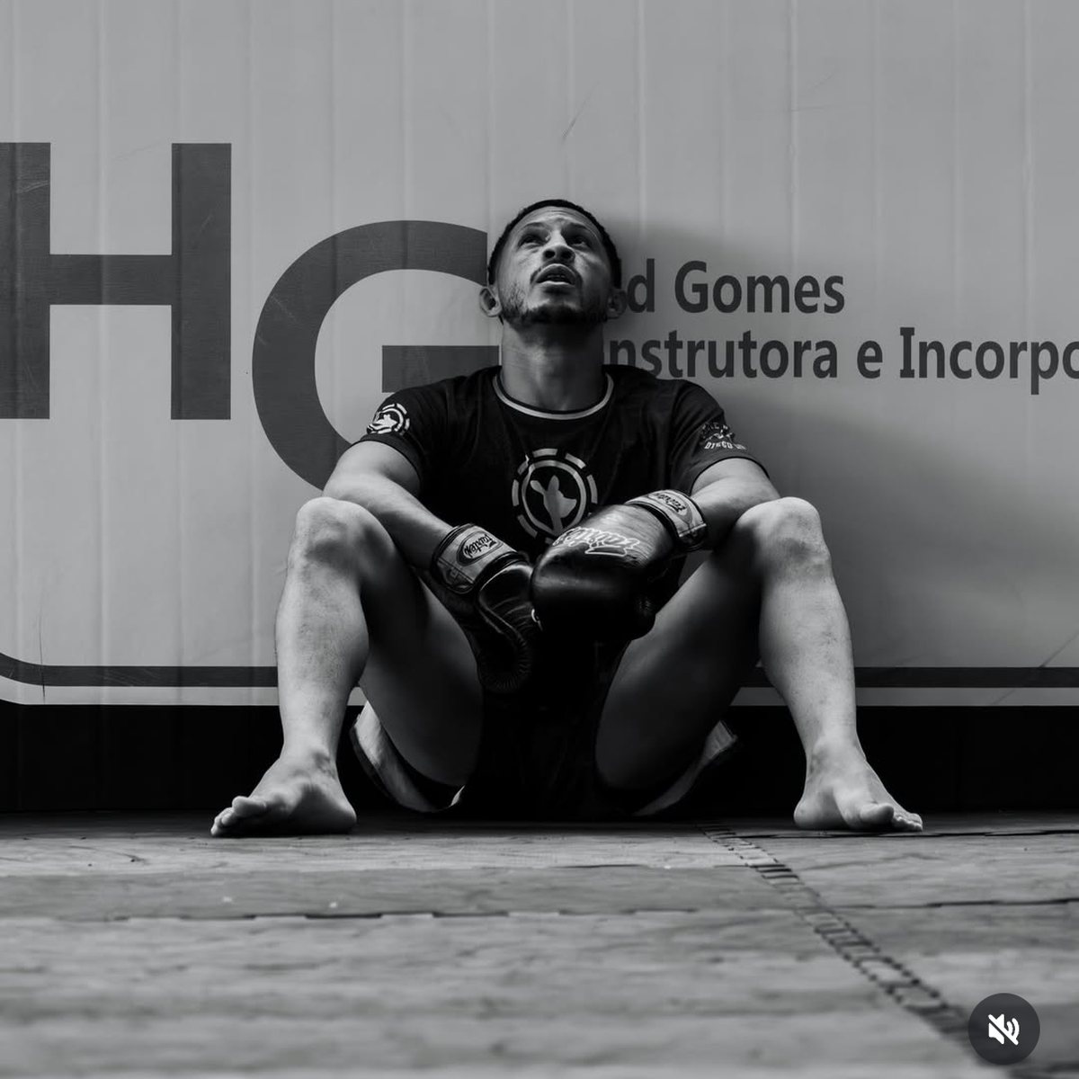 Dan Santos de luvas, sentado no ringue